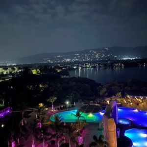 Meet your Posher, Tee